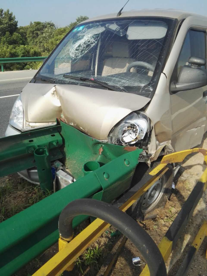 011 防滑施工途中慘遭車禍,陪伴我六年的施工車徹底報(bào)廢
